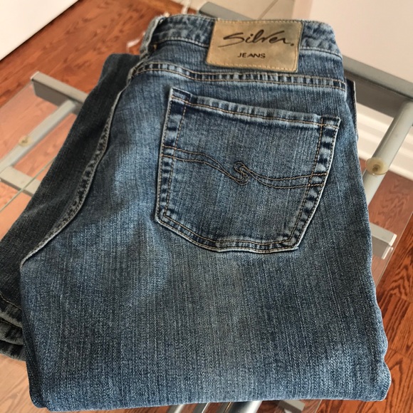 Silver jeans. Low rise with a fan detail on legs. Great stretch fabric. - Picture 5 of 15